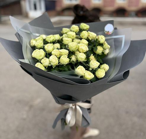 Букет Белые кустовые розы Солинеро в Струнино