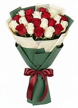 Букет Микс из красных и белых роз в Струнино