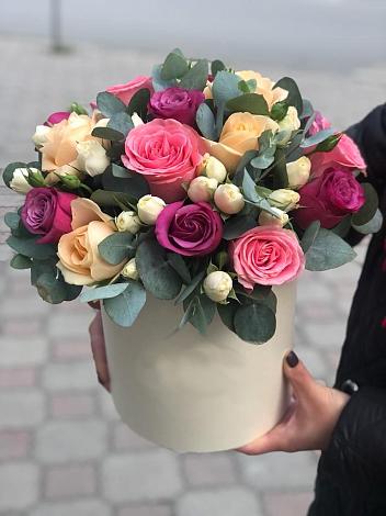 Цветочная композиция из Розы в шляпной коробке в Струнино