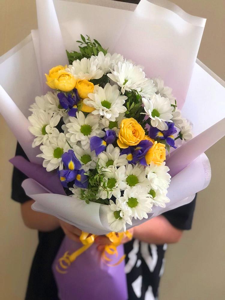 Букет цветов из: Ирисы, Хризантемы и Розы в Струнино