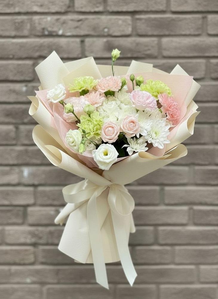 Букет цветов из: Гвоздики, Розы, Лизиантусы и Хризантемы в Струнино