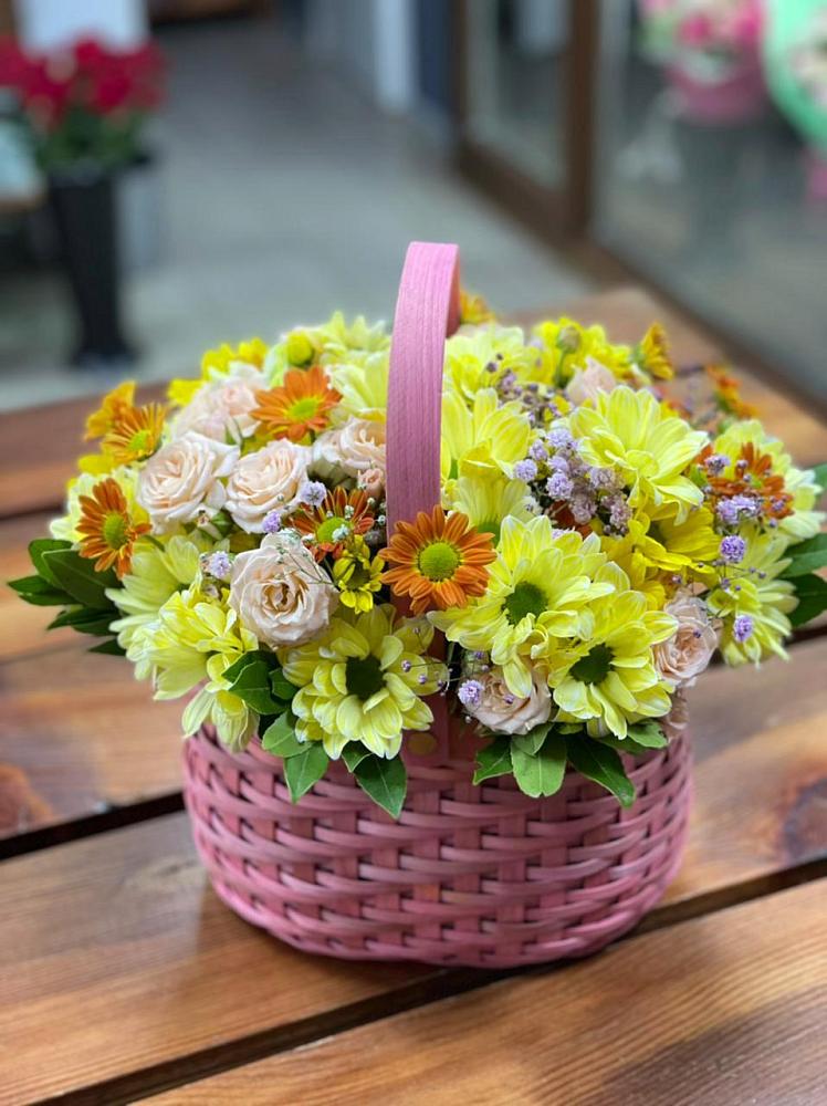 Цветочная композиция из Хризантемы и Розы в корзине в Струнино