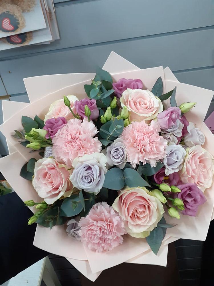 Букет цветов из: Розы, Гвоздики и Лизиантусы в Струнино