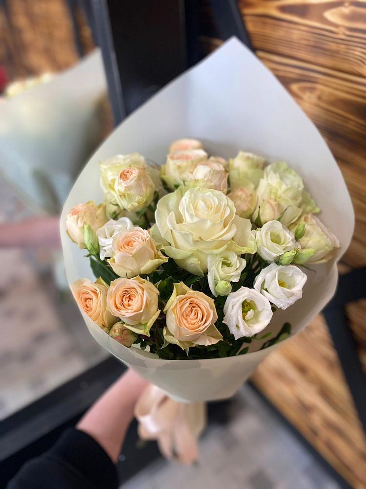 Букет цветов из: Розы и Лизиантусы в Струнино